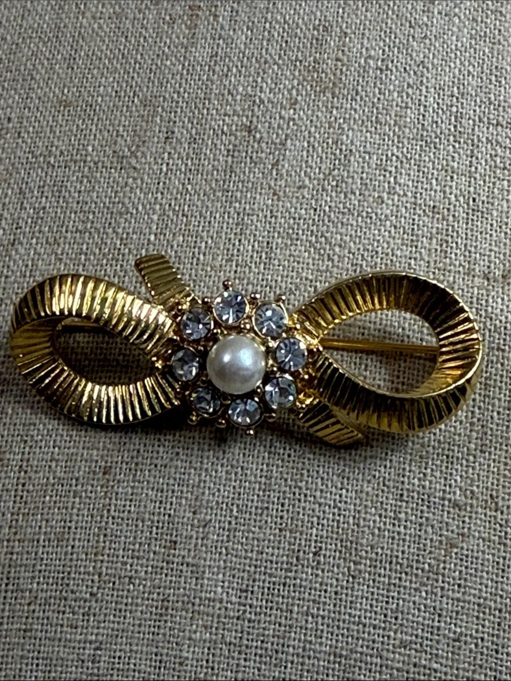 Fashion Jewelry Gold Ribbon Bow Brooch with Pearl and Clear Crystals
